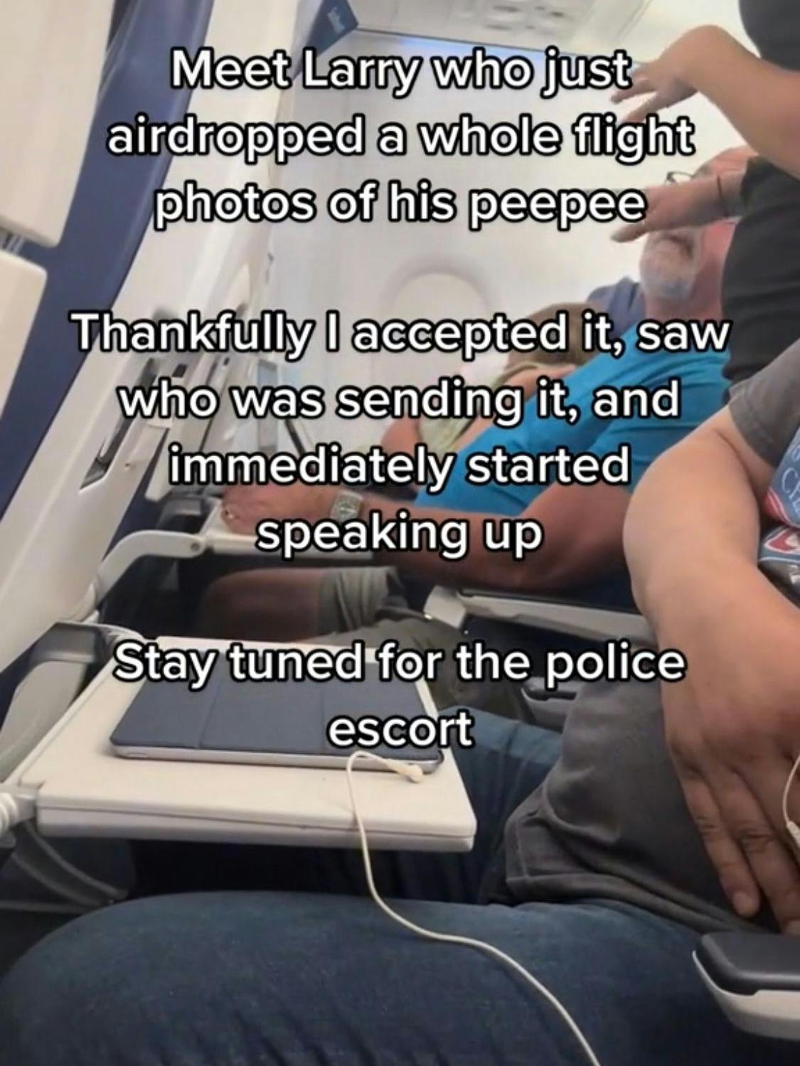 Eine Passagierin filmte den Absender der Penisfotos und wie die Stewardess in zur Rede stellt.