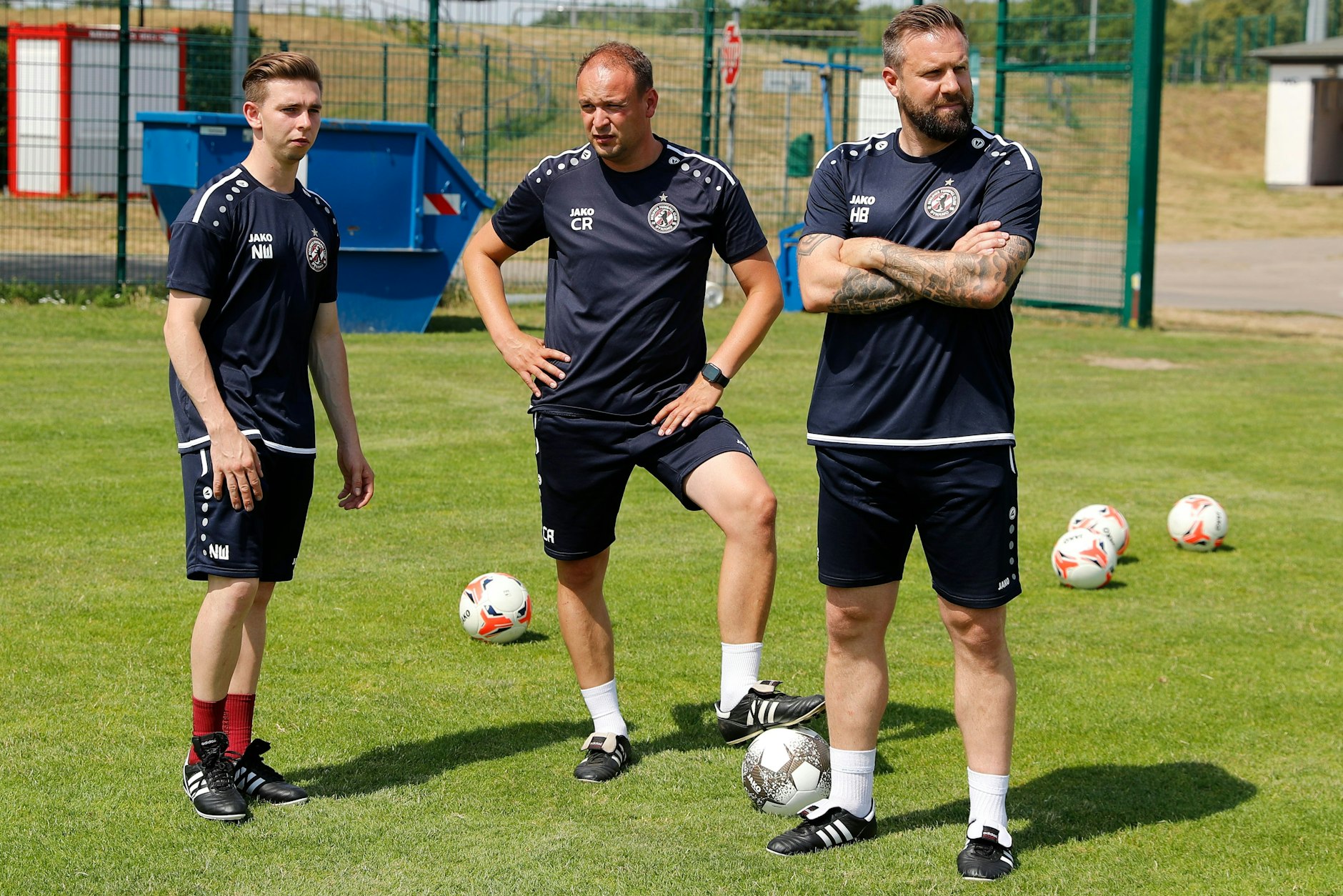 BFC-Dynamo-Chefcoach Heiner Backhaus (r.) und die Assistenten Nils Weiler (l.) und Christof Reimann gucken genau hin.