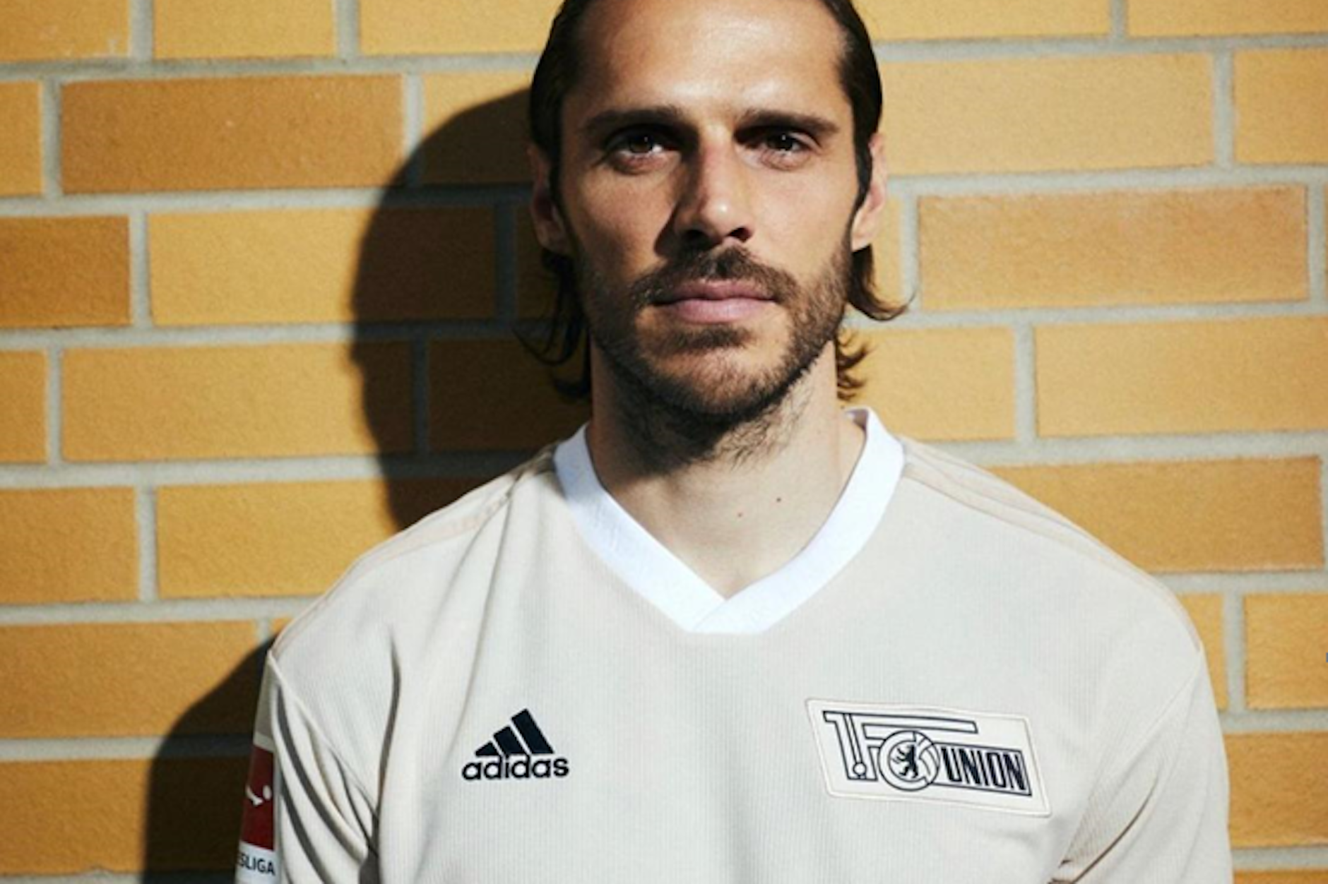 Vereinslogo, Ausrüster, Bundesliga-Logo am Oberarm: Zeigt sich Union-Kapitän Christopher Trimmel hier im neuen Auswärtstikot?