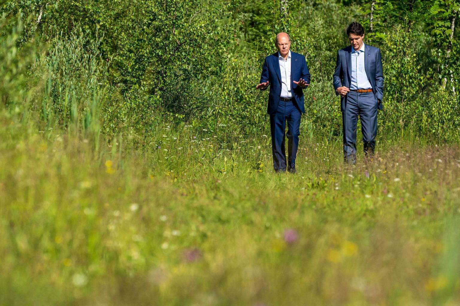 Bundeskanzler Olaf Scholz und der kanadische Premierminister Justin Trudeau während eines Gesprächs beim G7-Gipfel auf Schloss Elmau.
