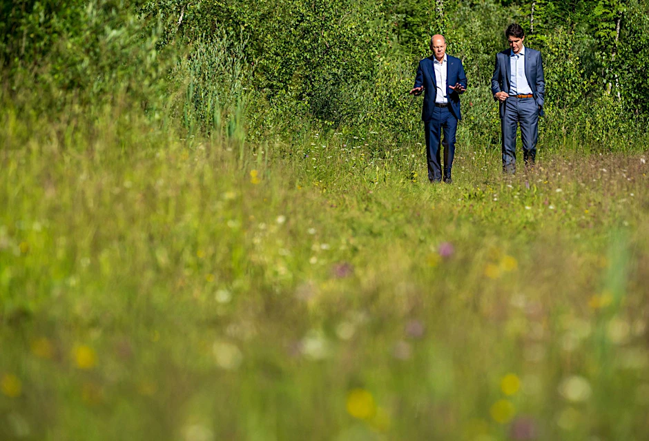 Bundeskanzler Olaf Scholz und der kanadische Premierminister Justin Trudeau  während eines Gesprächs beim G7-Gipfel auf Schloss Elmau.
