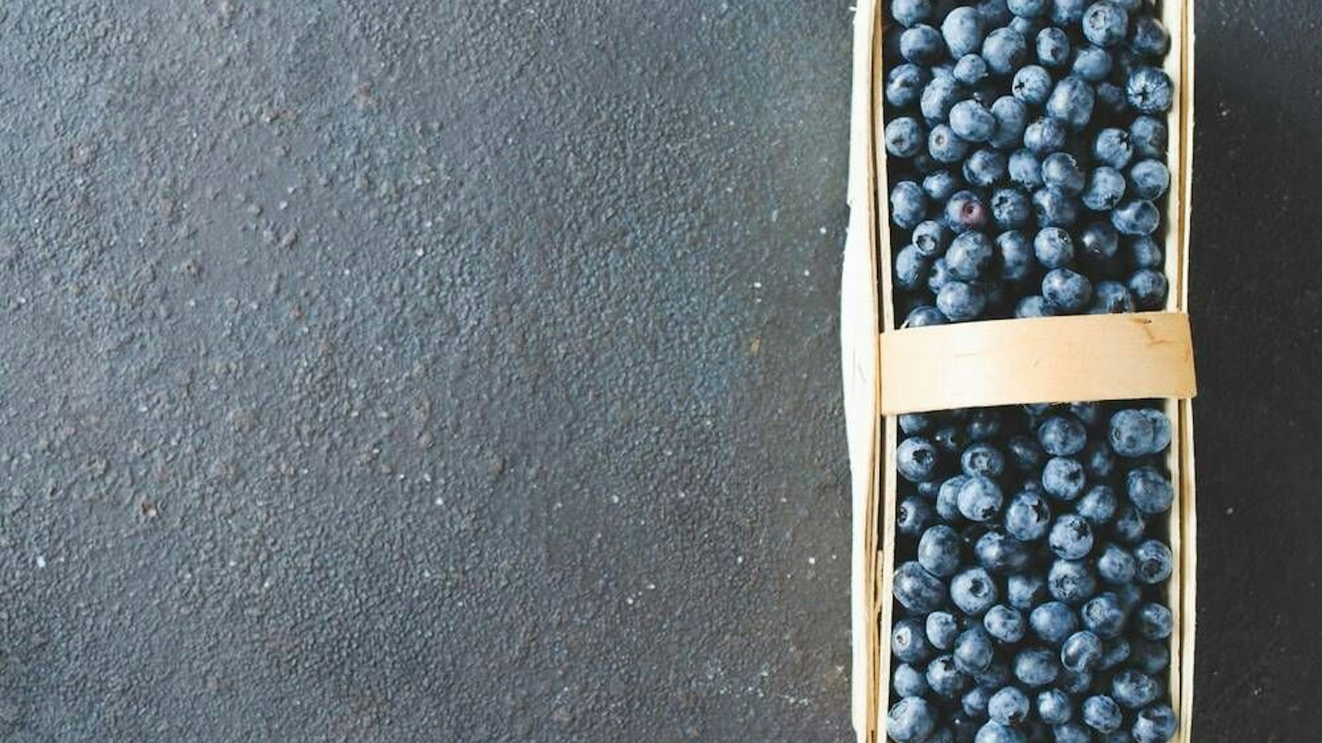 Blaubeeren sollte man nach dem Kauf sortieren und in einer Schale mit kaltem Wasser waschen.