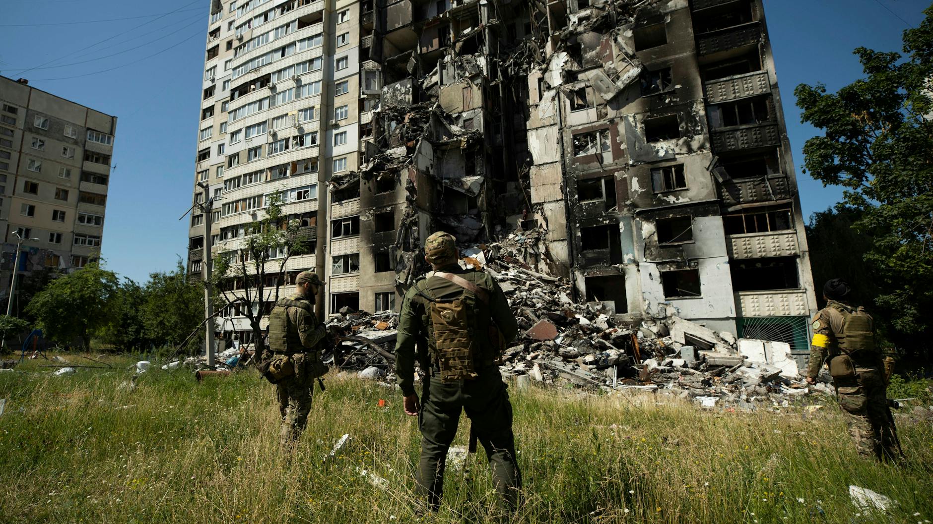 Ukrainische Soldaten vor einem zerstörten Gebäude: Die Brutalität des Krieges überrascht einige der ausländischen freiwilligen Kämpfer.
