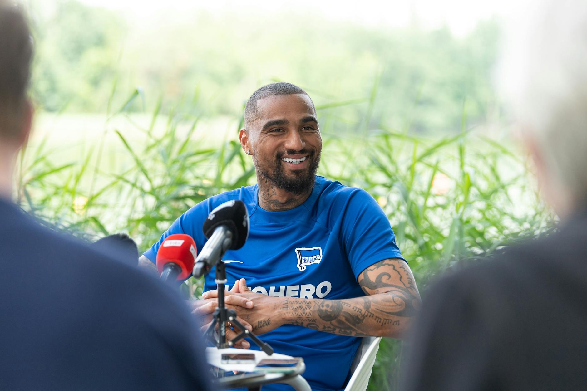 Herthas Kevin-Prince Boateng hat im Trainingscamp in Kienbaum beste Laune. Er glaubt an eine bessere Saison 2022/23.