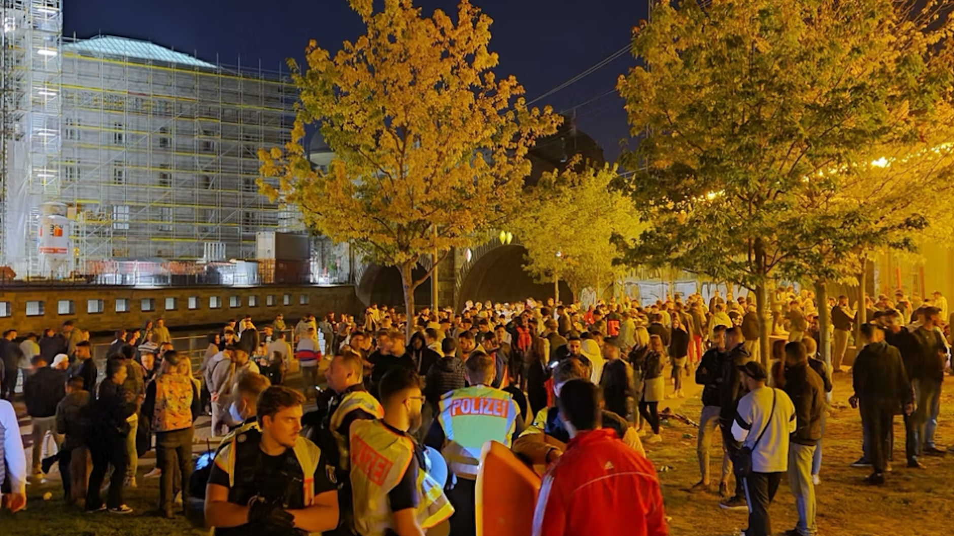 Schon im vergangenen Sommer war der James-Simon-Park ein Partyziel für Tausende.