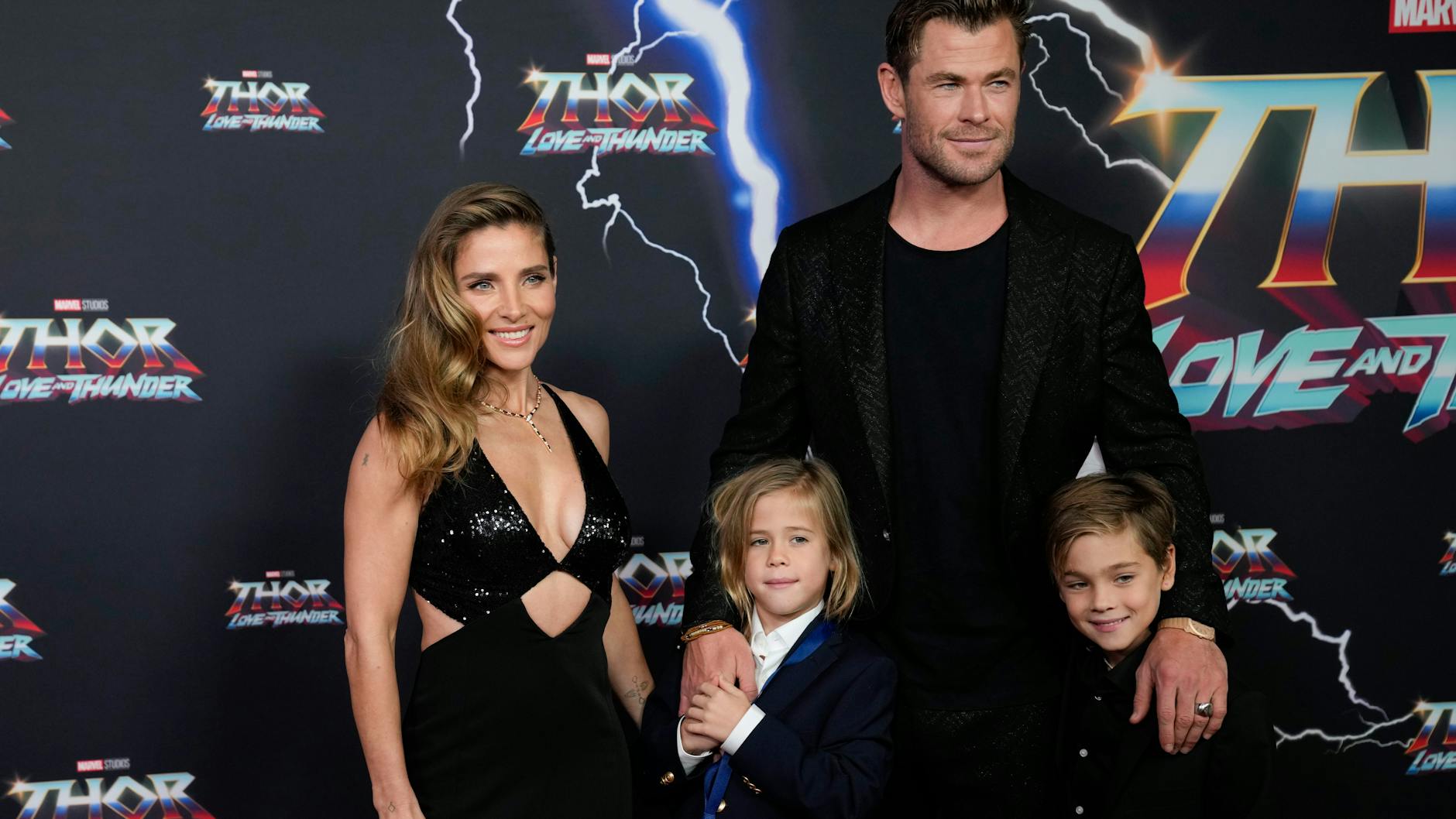 Chris Hemsworth und seine Frau Elsa Pataky mit den Zwillingen Tristan and Sasha bei der Premiere von „Thor: Love and Thunder“ in Sydney.