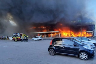 Faktencheck: Wer lügt? Moskau streitet gezielte Bombardierung von Shoppingcenter in Krementschuk ab