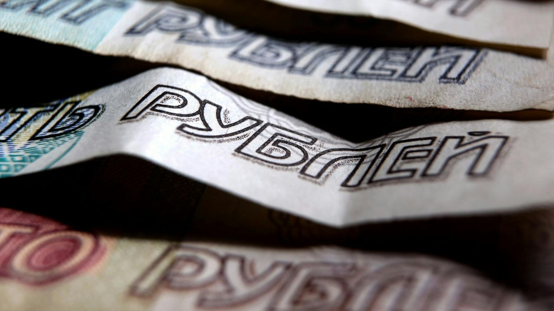 Der Rubel hat ein neues Hoch gegenüber den Leitwährungen Dollar und Euro erreicht.