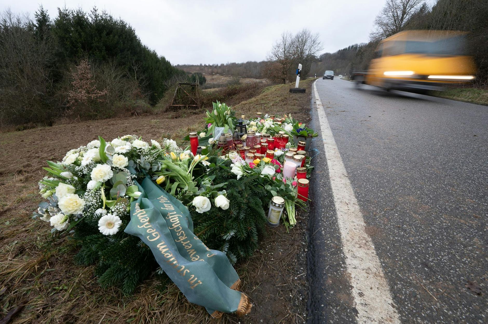 ARCHIV - Blumen und Kerzen stehen an dem Tatort, an dem Ende Januar 2022 bei Kusel die beiden Polizeibeamten bei einer Verkehrskontrolle erschossen wurden.