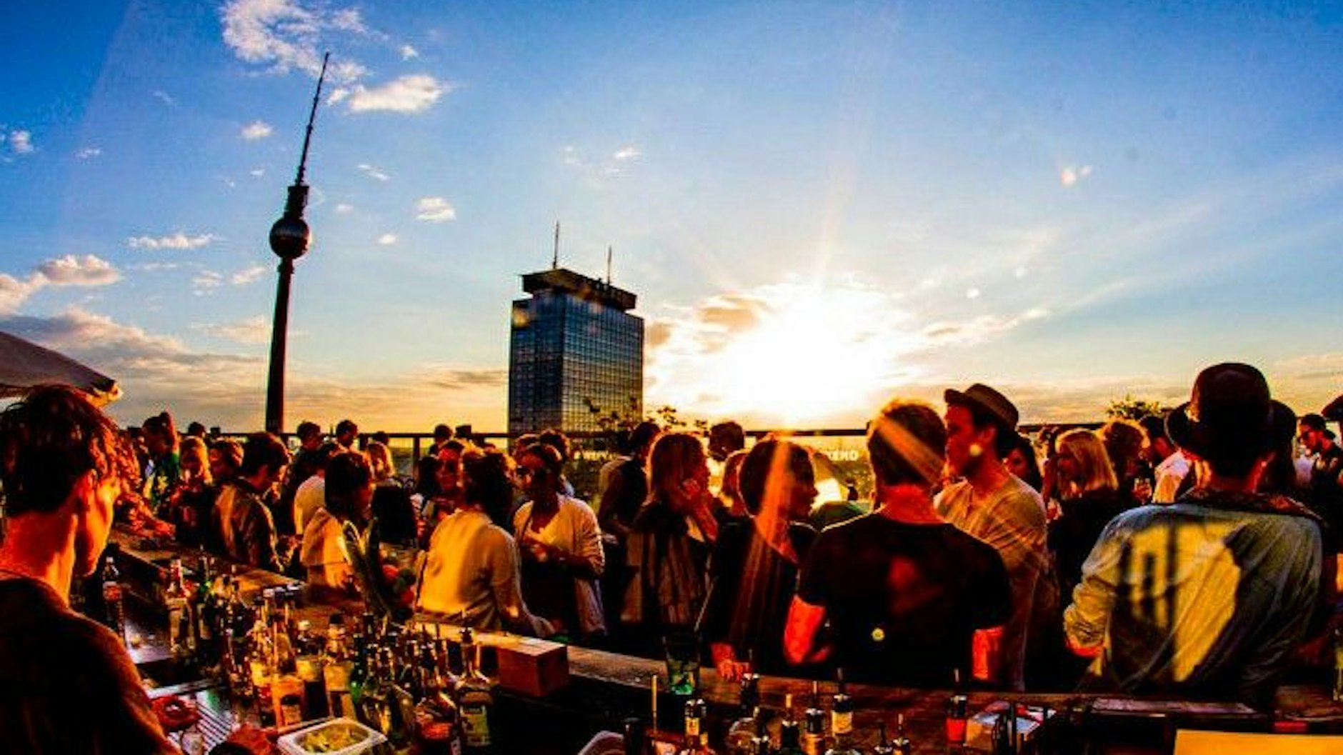 Dank DJ-Pult und Surround Soundsystem  mit integriertem DJ-Pult können hier - über den Dächern Berlins - ausgelassene Partys gefeiert werden ...