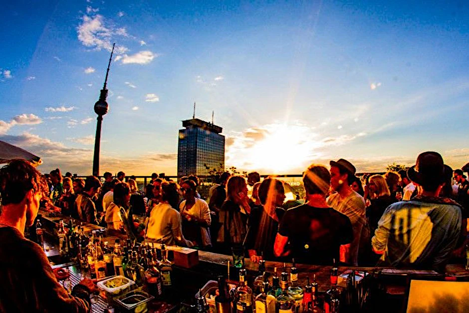 Angesagte Location direkt über dem Alexanderplatz: Das Weekend vereint Loft, Club und Rooftop-Eventfläche und bietet einen atemberaubenden Blick über Berlin.