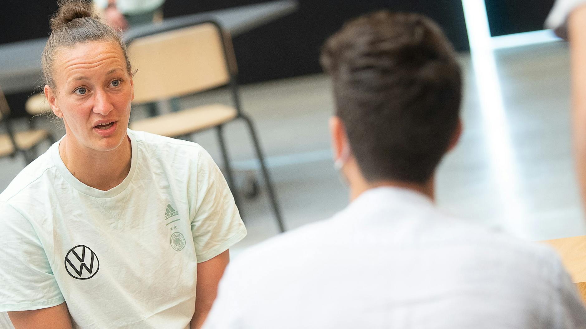 Nationaltorhüterin Almuth Schult hat im Rahmen eines Medientages zuletzt bei den Fußballverbänden eine Änderung der Begrifflichkeiten gefordert, um mehr Geschlechtergleichheit herzustellen.