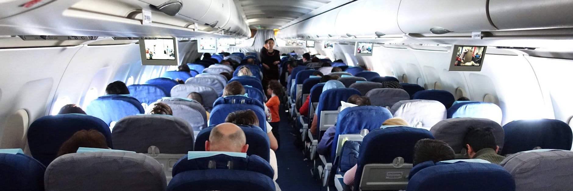 In einer Flugzeugkabine ähnlich wie dieser verschickte der Mann Penisbilder an die Mitreisenden.