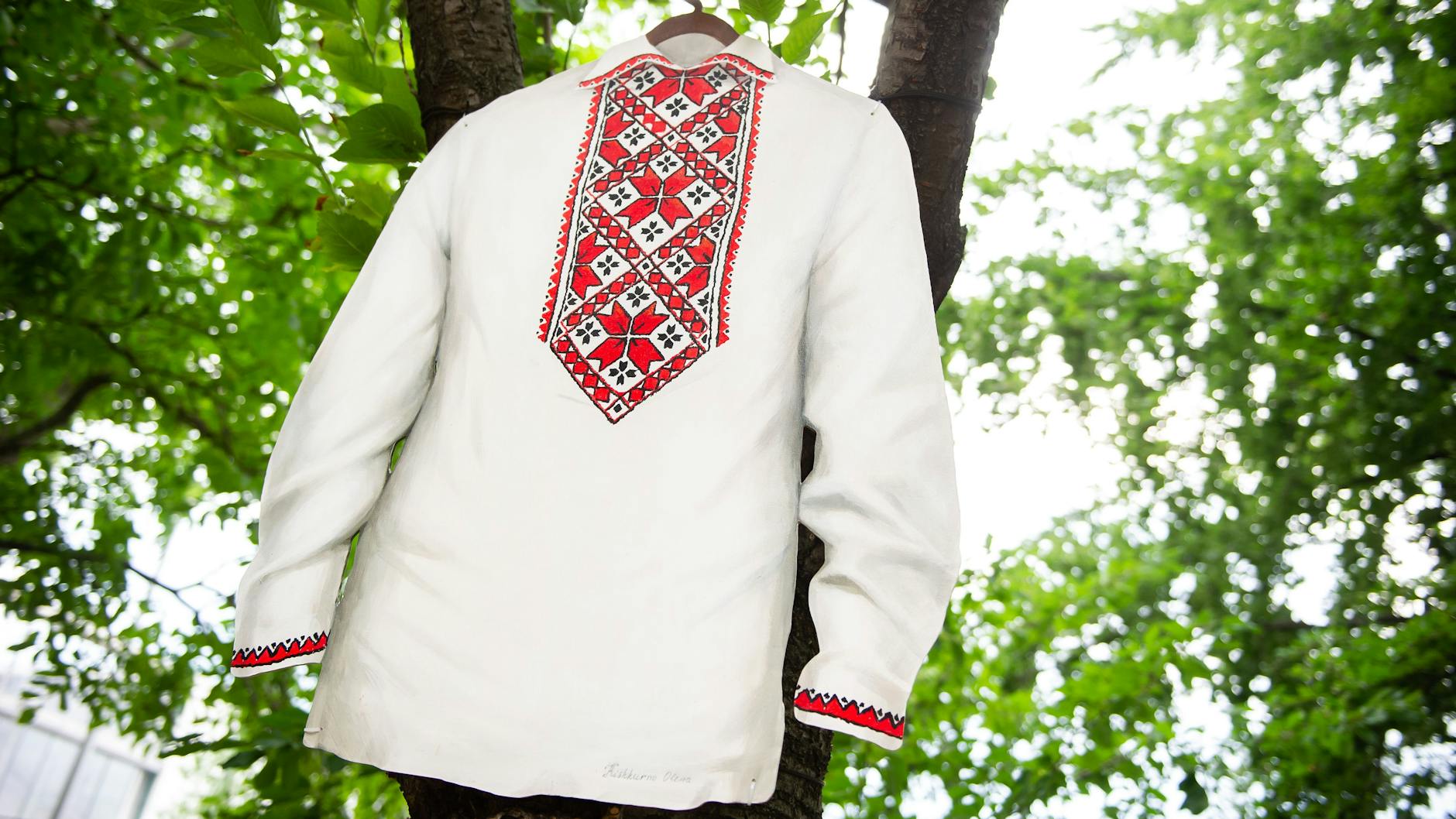 Olena Kishkurnos bemalte Wyschywanka: Die Farben symbolisieren Stärke, das Muster ist ein schützender Talisman.