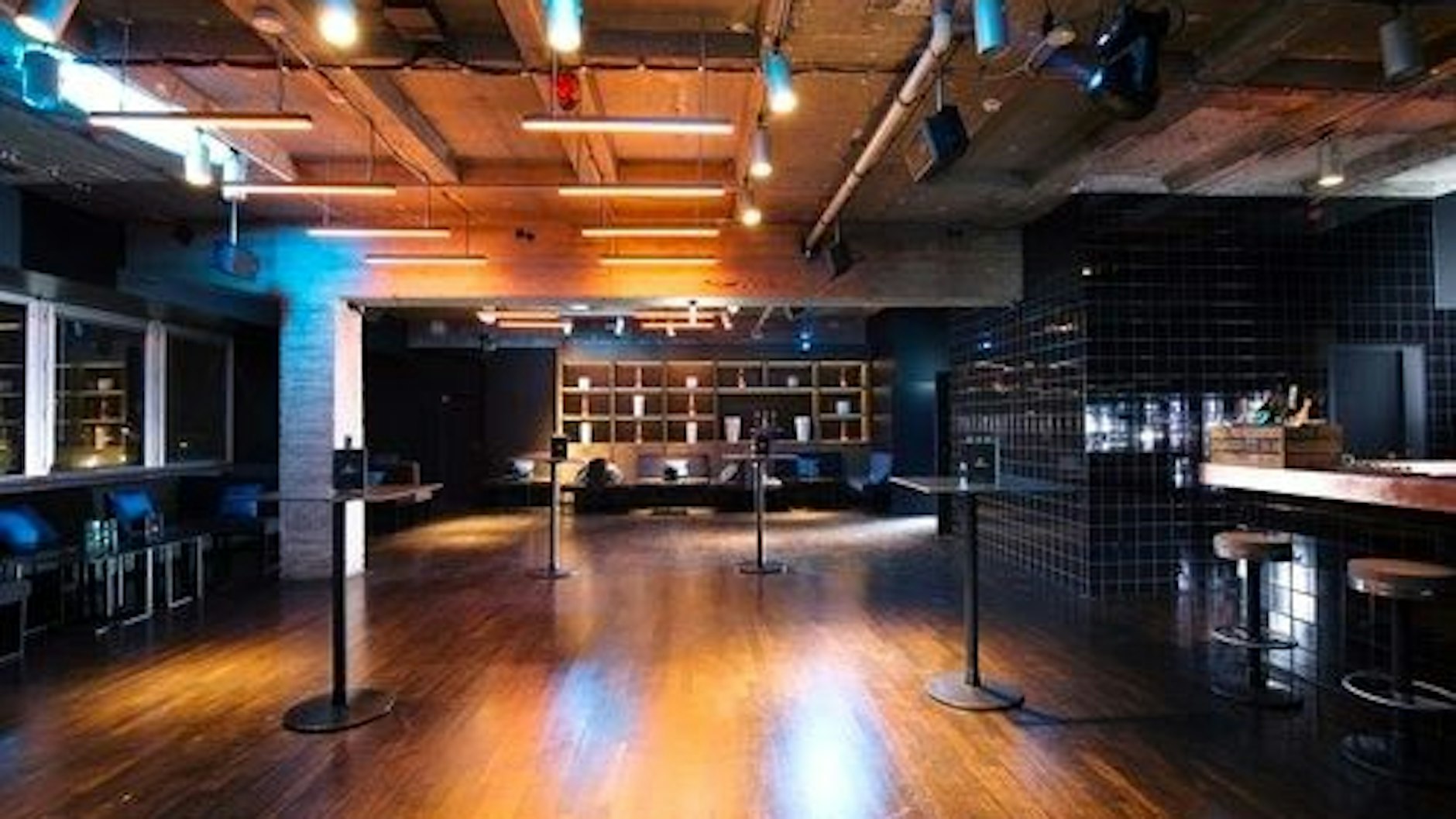 „Panorama Loft“ mit Fensterfront und Bar.