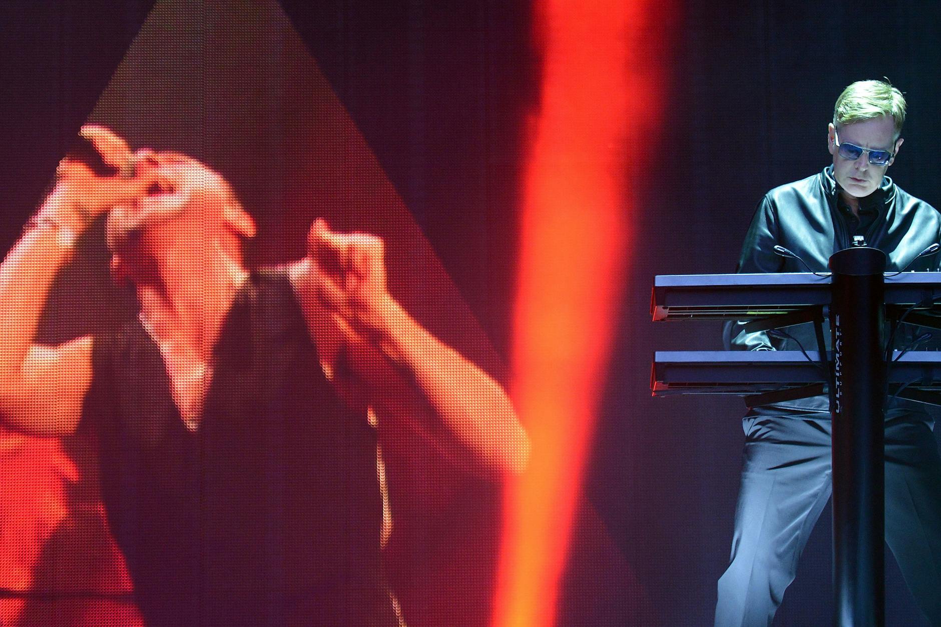 Andy Fletcher (r), Keyboarder der britischen Band Depeche Mode, bei einem Liveauftritt von Depeche Mode