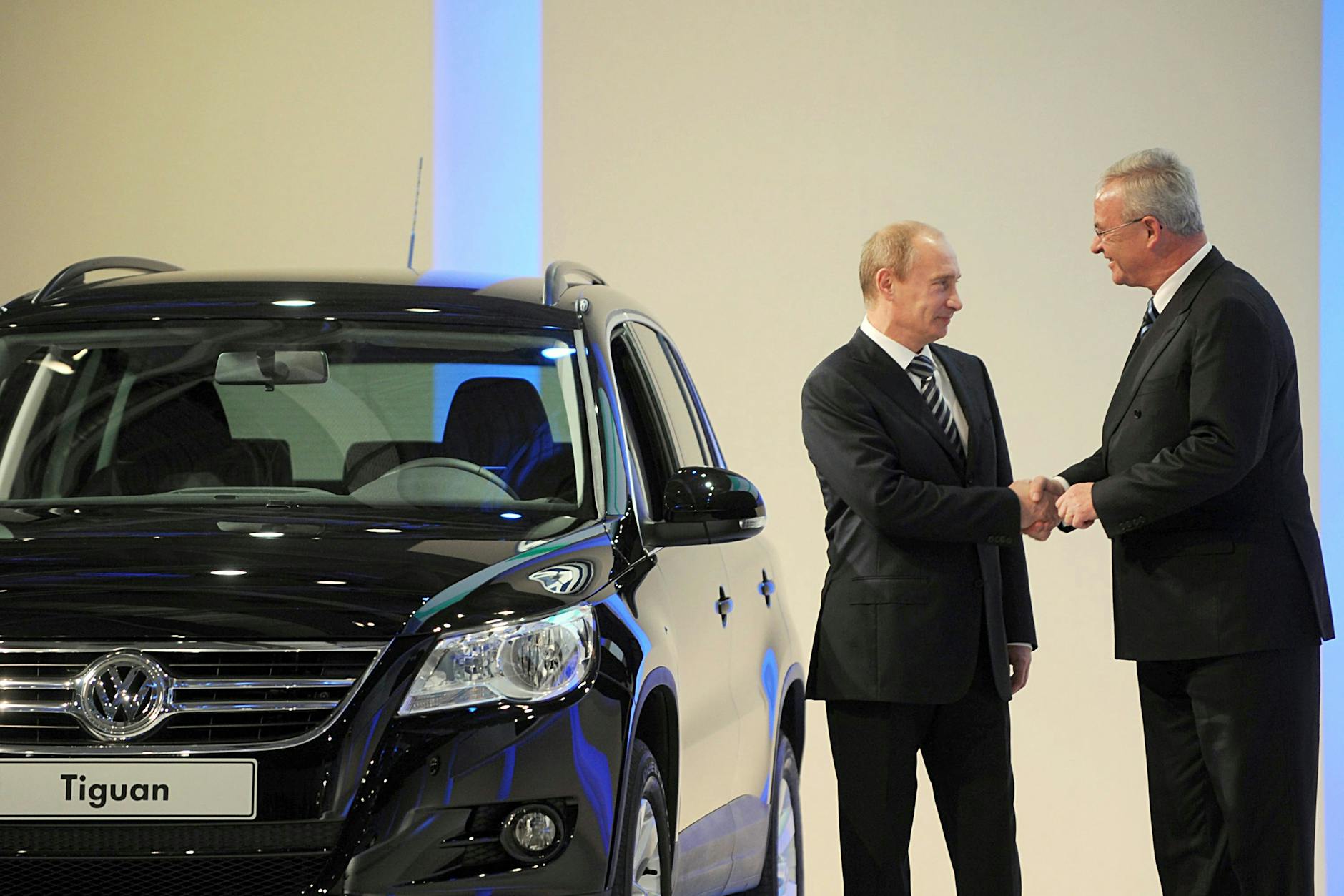 Der damalige russische Ministerpräsident Wladimir Putin schüttelt am 20.10.2009 im russischen Kaluga mit dem Vorstandsvorsitzenden der Volkswagen AG, Martin Winterkorn, bei der Eröffnung eines VW-Werks die Hand. Archivfoto. 