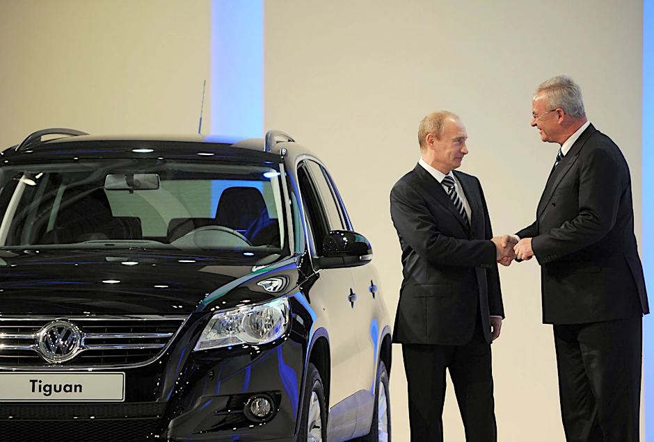 Archivfoto. Wladimir Putin, damals Russlands Ministerpräsident, schüttelt die Hand des Vorstandsvorsitzenden der Volkswagen AG, Martin Winterkorn, bei der Eröffnung eines Volkswagen-Automobilwerks in der Region Kaluga, Russland, am 20. Oktober 2009. Der deutsche Konzern stellte die Produktion in Kaluga Ende Februar ein und liefert aktuell ebenfalls keine Autos nach Russland.