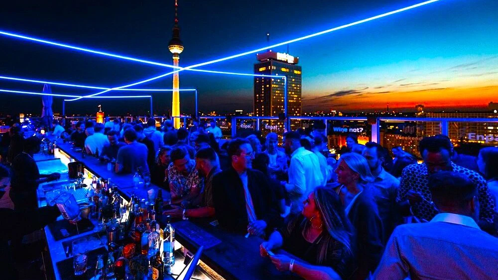 Ausgelassene Firmenfeier am Abend mit&nbsp;<strong>XXL-Bar</strong>: 27 m langer Bartresen mit bis zu 6 Barstationen!