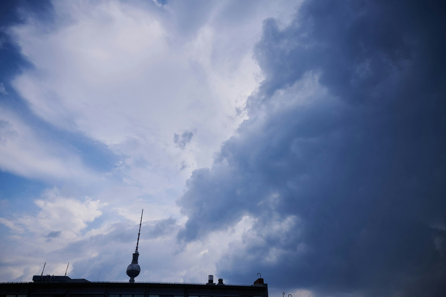 Dunkle Wolken ziehen in Richtung des Fernsehturms. Am Wochenende herrscht schwüle Hitze in Berlin, meinen die Wetter-Experten.
