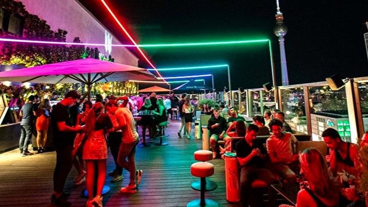 <strong>Viel Platz </strong>auf dem Dach: bis 200 Personen zum Stehempfang sowie 140 Sitzplätze in 13 VIP Lounges.