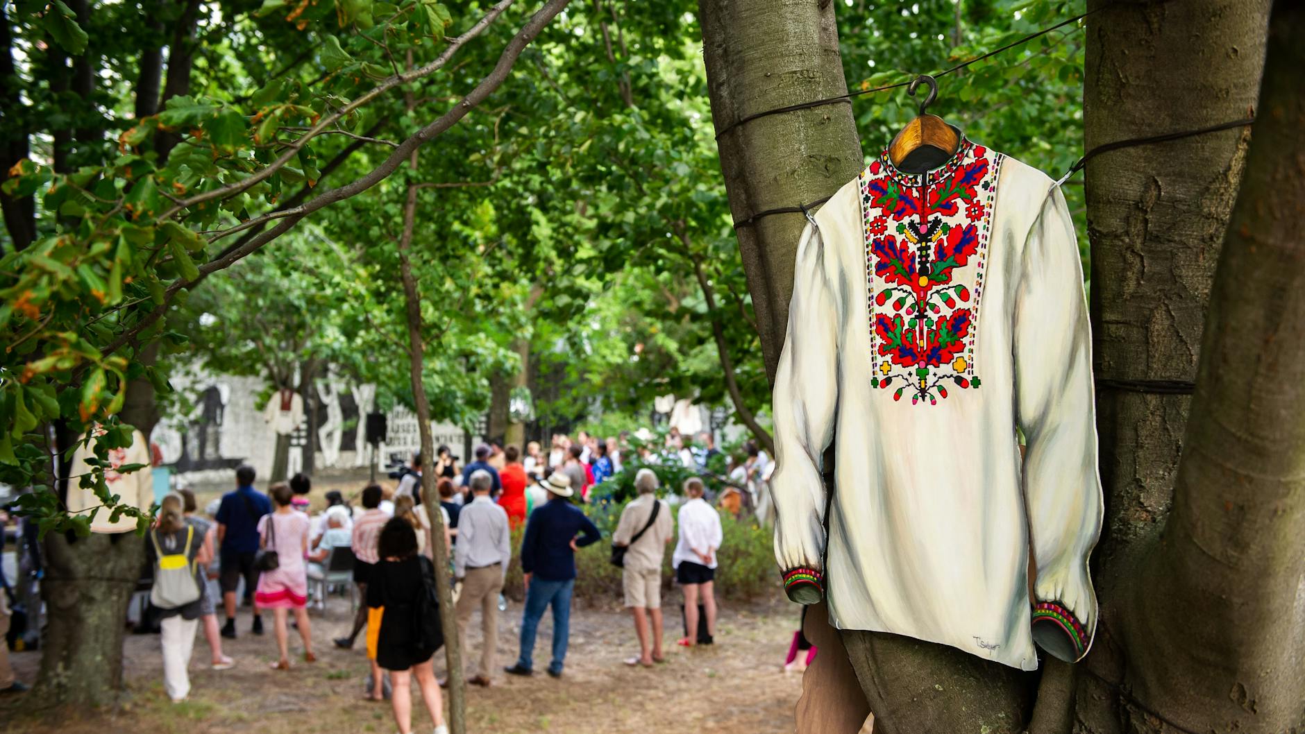 Im Parlament der Bäume hängen 19 bemalte Darstellungen von Wyschywankas – bestickten Hemden aus der Ukraine, die sowohl als Nationaltracht als auch Talisman gelten.