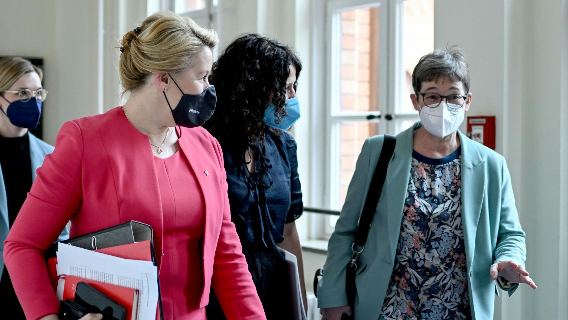 Franziska Giffey und Gesundheitssenatorin Ulrike Gote (r.)