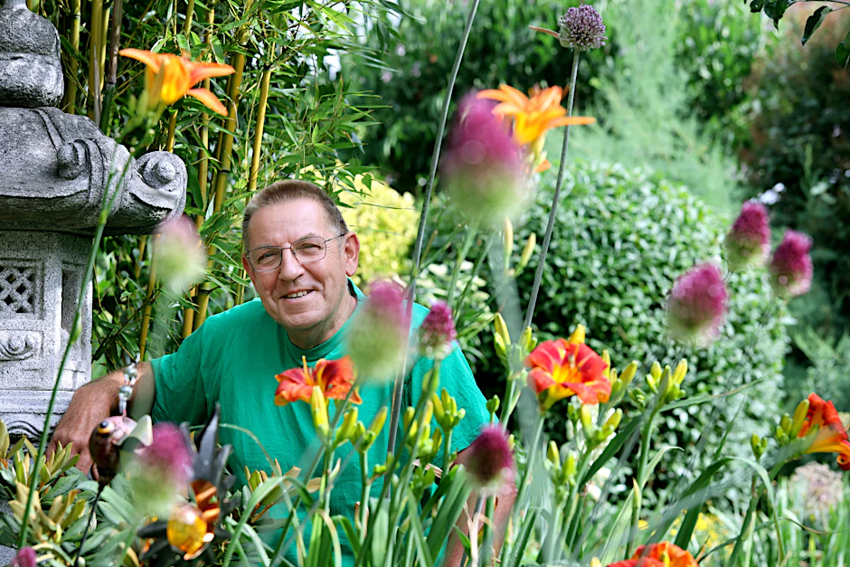 Sein Garten ist sein Paradies: Herbert Hoppensack (69) aus Mahlsdorf.