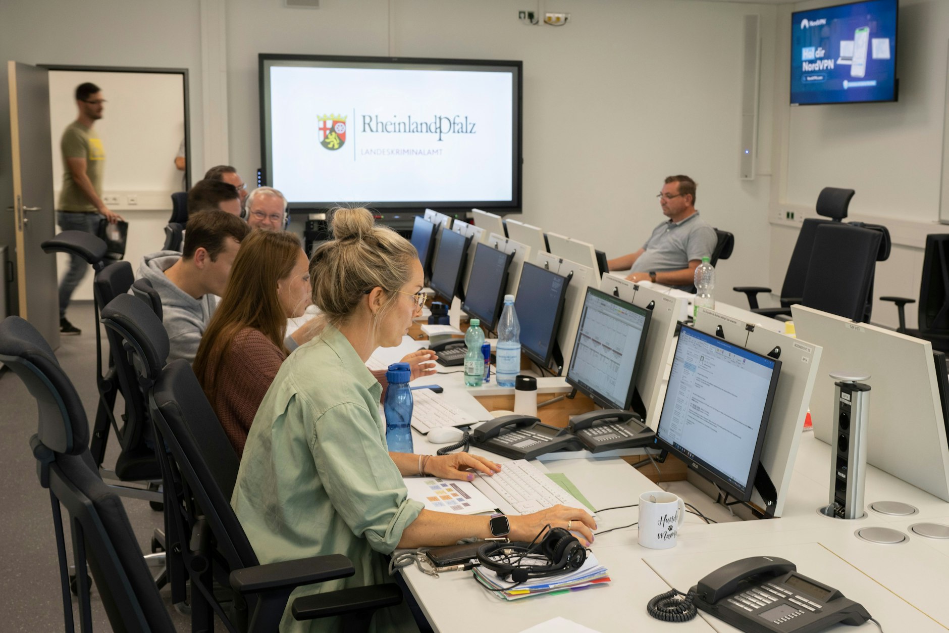 Beamte der Ermittlungsgruppe „Tiger“ im Landeskriminalamt in Mainz. Von hier aus wurde federführend die Razzia gegen die verbotene und als islamistisch eingestufte Vereinigung „Kalifatsstaat“ koordiniert.