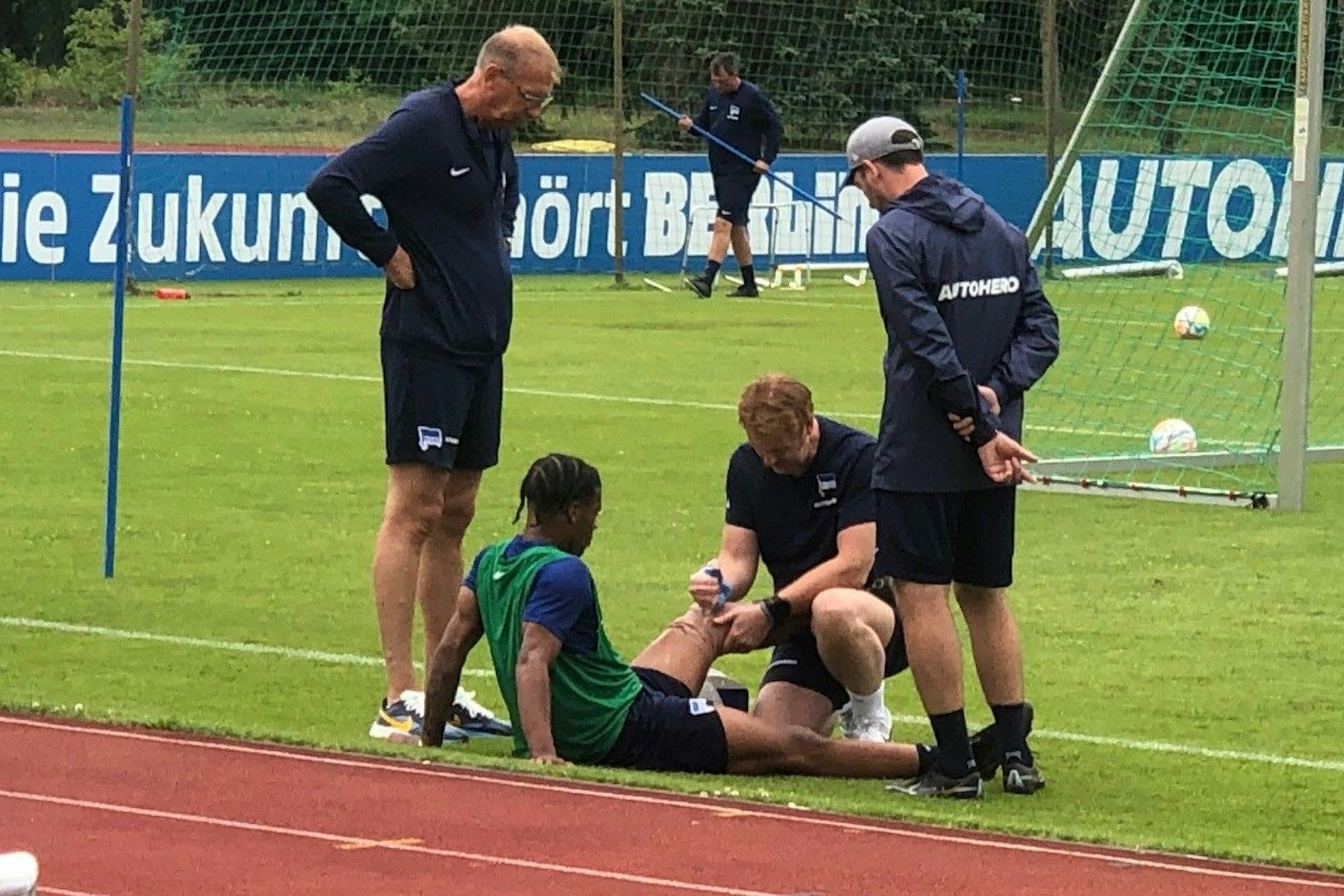 Jessic Ngankam wird am Trainingsplatz sofort behandelt. Eine dicke Bandage am linken Knie wurde angelegt.
