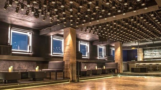 Club „Studio Floor“: Clubbereich mit Fensterfront in coolem Industriedesign.