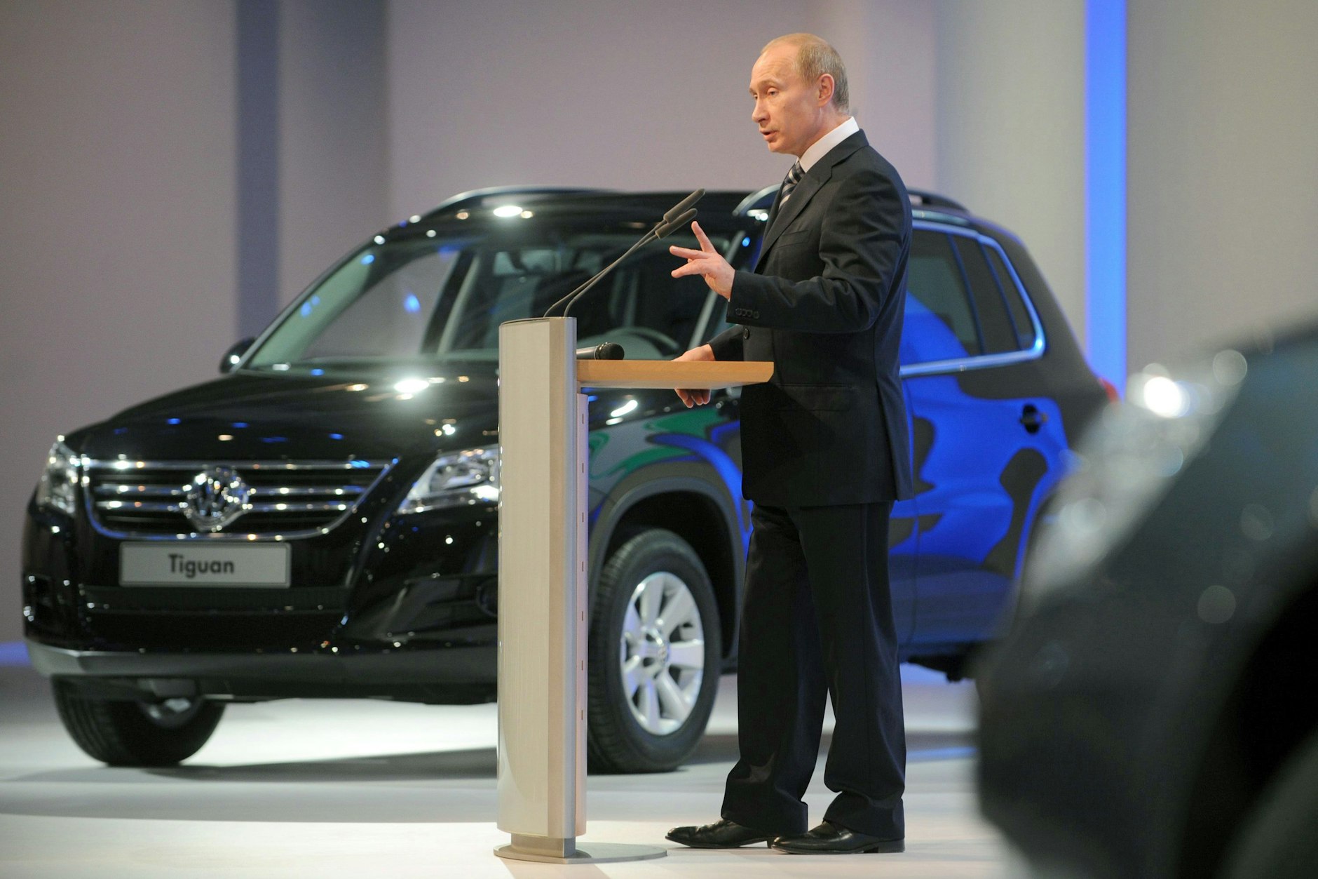Russland, 20. Oktober 2009: Wladimir Putin, damals Ministerpräsident Russlands, hält eine Rede im Volkswagen-Automobilwerk in der Region Kaluga.&nbsp;