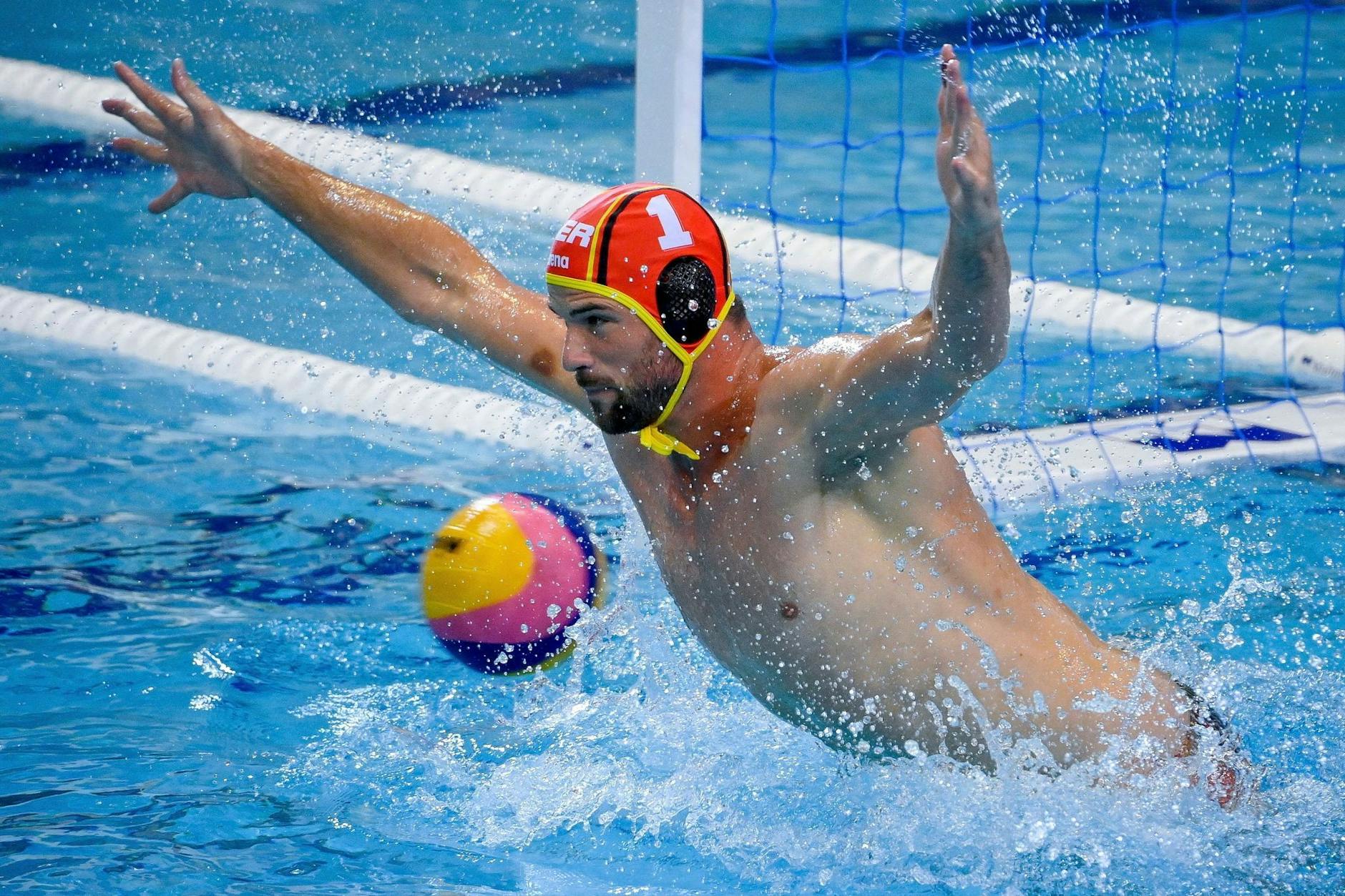 Die Wasserballer um Torwart Moritz Schenkel gewannen zum ersten Mal bei der WM in Ungarn.