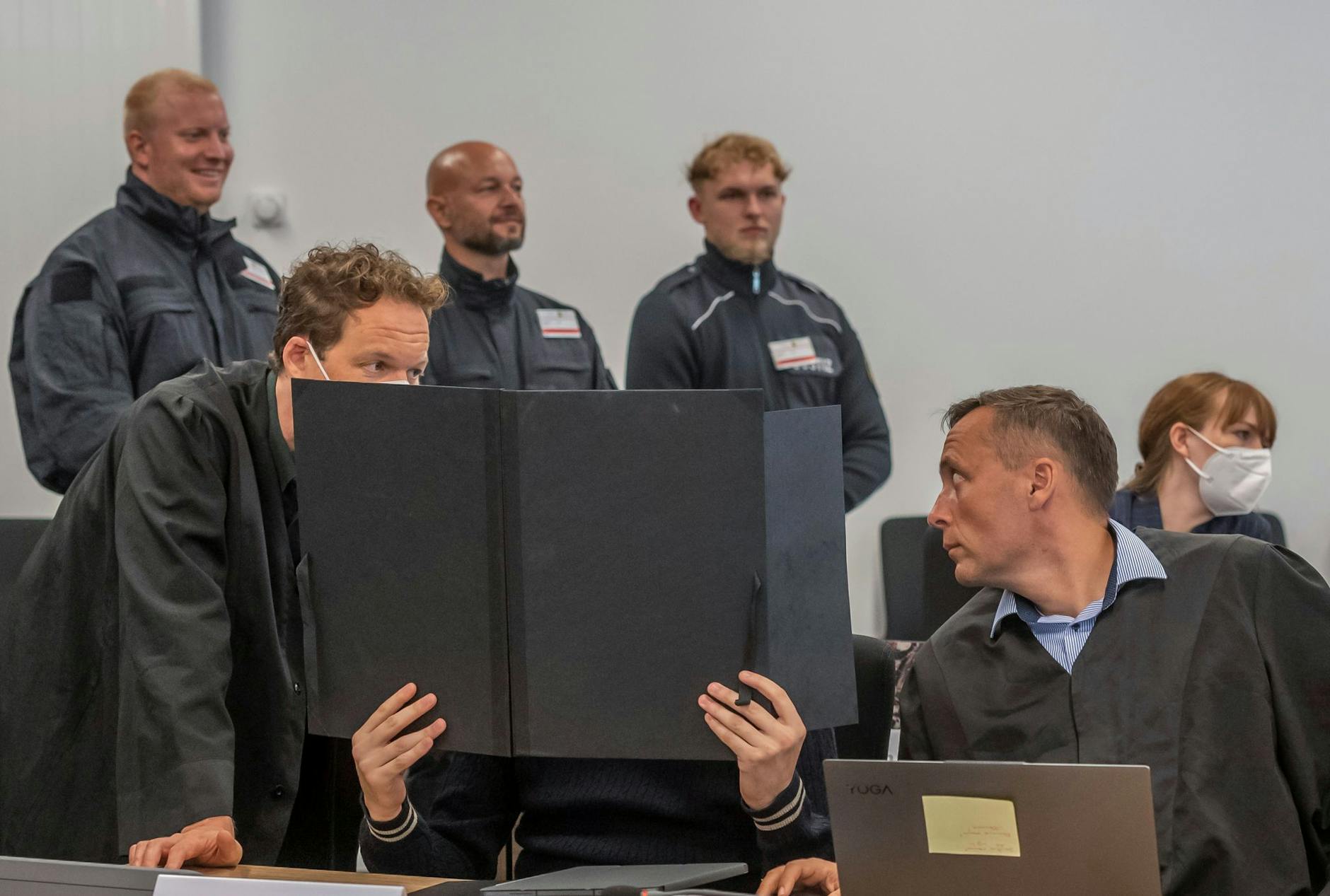 Angeklagte und Verteidiger im Prozess um den Juwelenraub im Grünen Gewölbe im Verhandlunssaal.