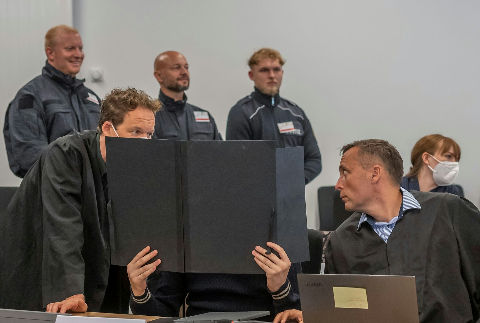 Angeklagte und Verteidiger im Prozess um den Juwelenraub im Grünen Gewölbe im Verhandlunssaal.  