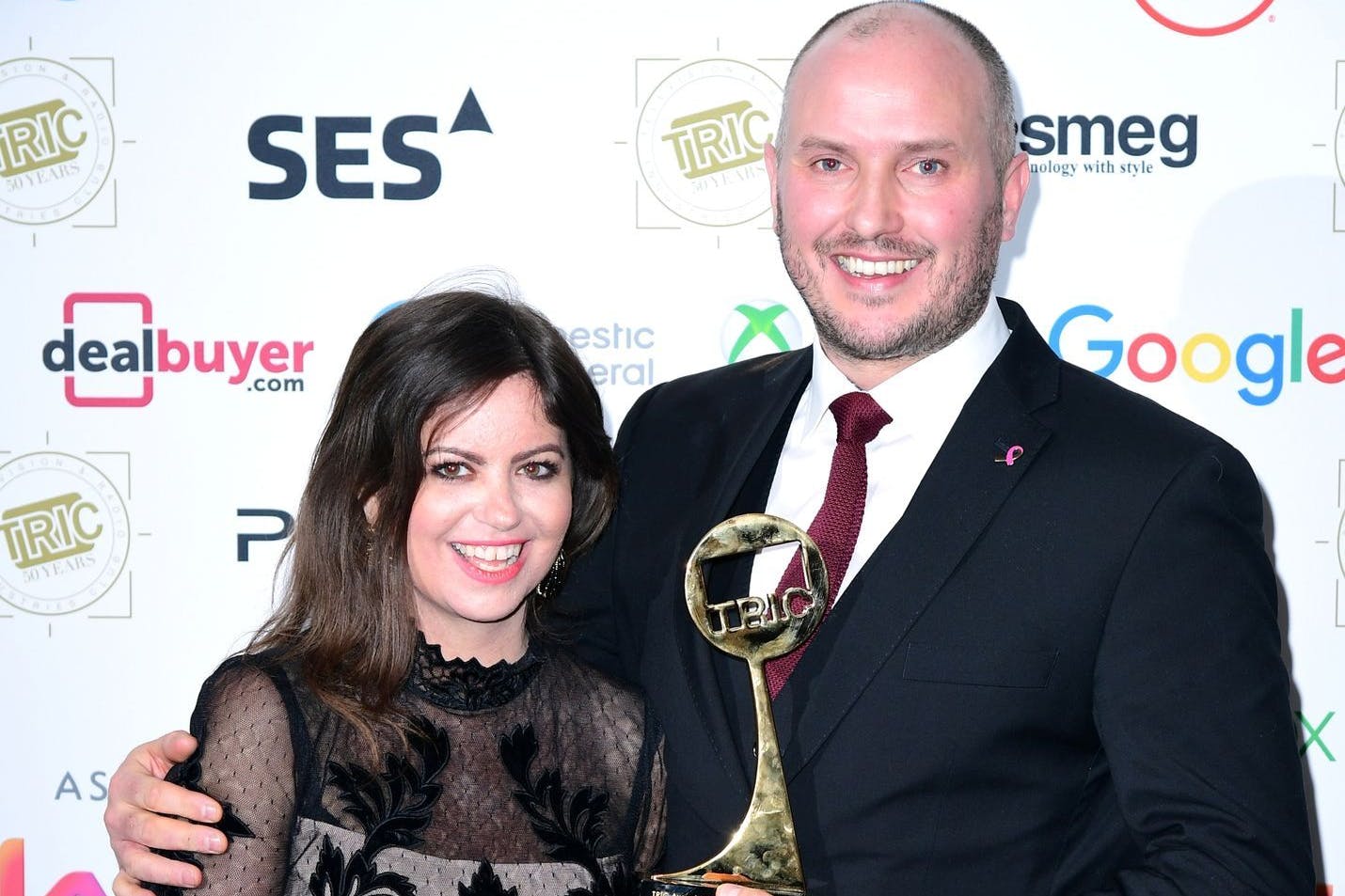 Deborah James und Steve Bland mit dem Preis für den besten Podcast für die Sendung You, Me and the Big C bei den TRIC Awards 2019.