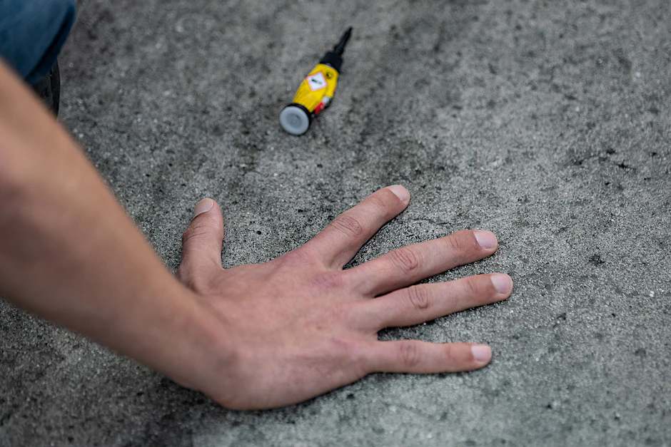  Ein Aktivist der Gruppe "Letzte Generation", der seine Hand selbst auf der Straße festgeklebt hat. (Archivbild)