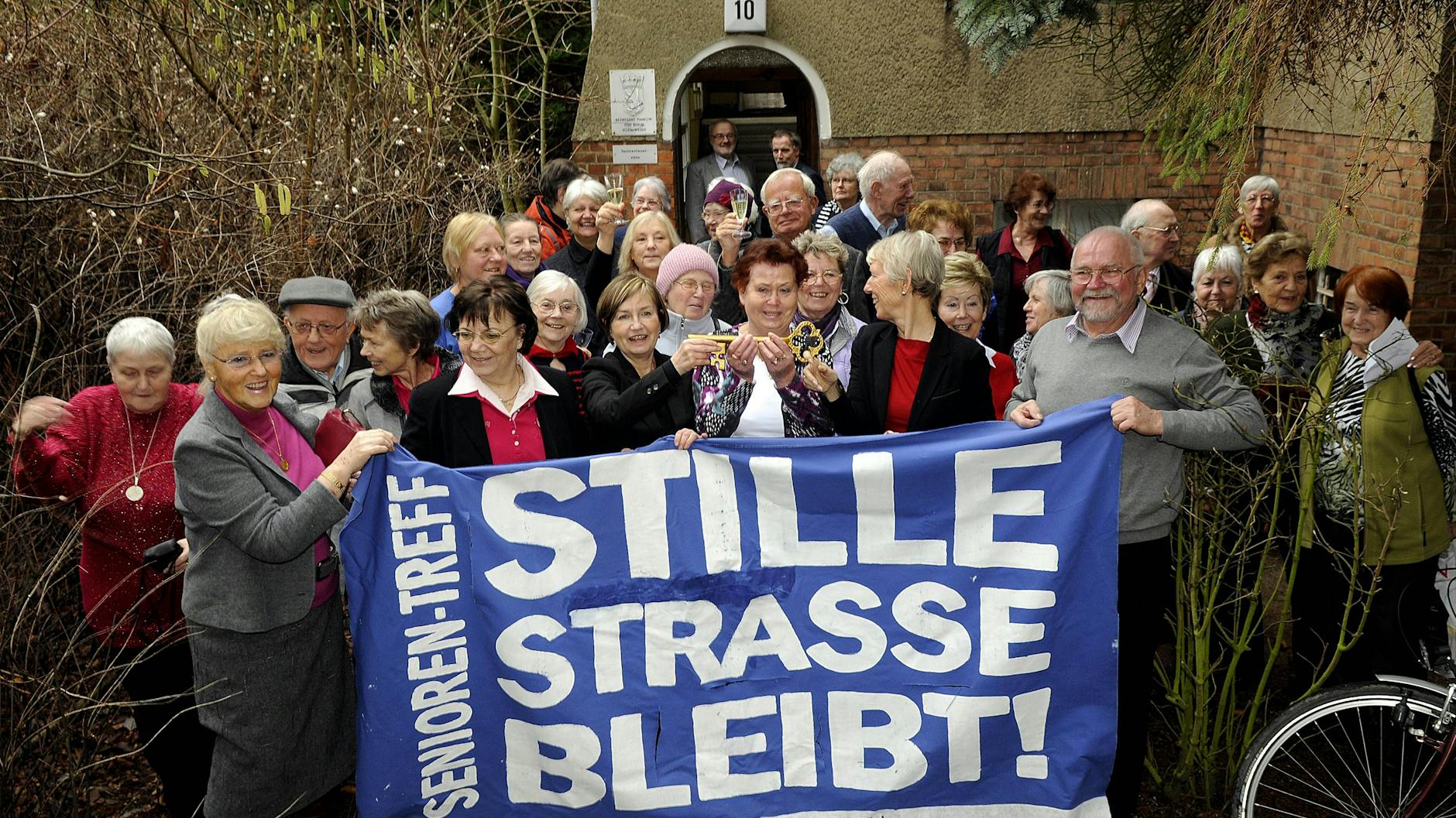Die Protest-Rentner aus der Stillen Strasse 10 erhalten 2013 die Schlüssel für ihre künftig selbst verwaltete Begegnungsstätte.
