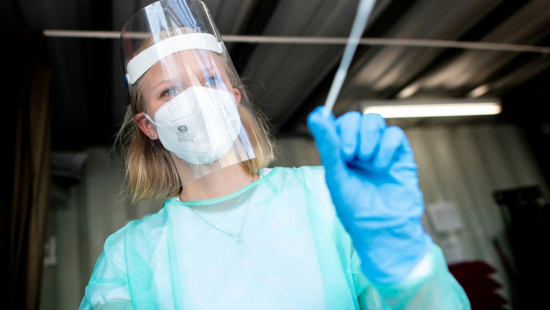 Eine Mitarbeiterin einer Corona-Teststation nimmt einen Abstrich (Symbolbild).