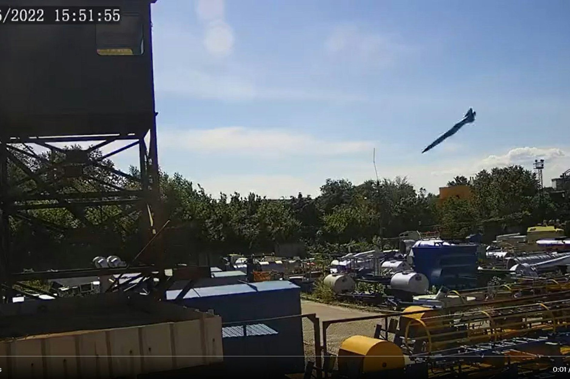Ein Standbild aus dem Video, das den Raketen-Einschlag in das ukrainische Einkaufszentrum beweist.