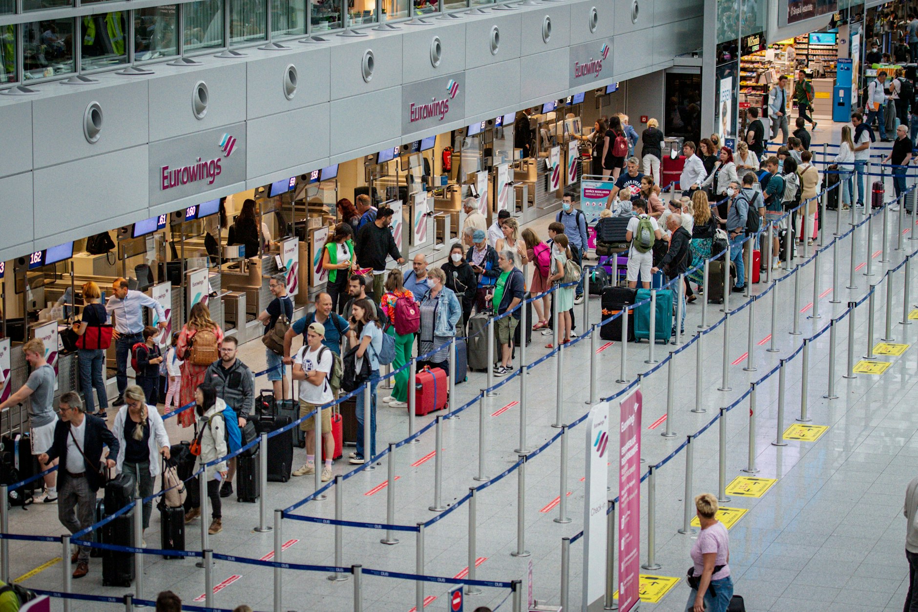 Chaos am Flughafen: Flugreisende fliegen in den Urlaub und müssen in langen Warteschlangen stehen.