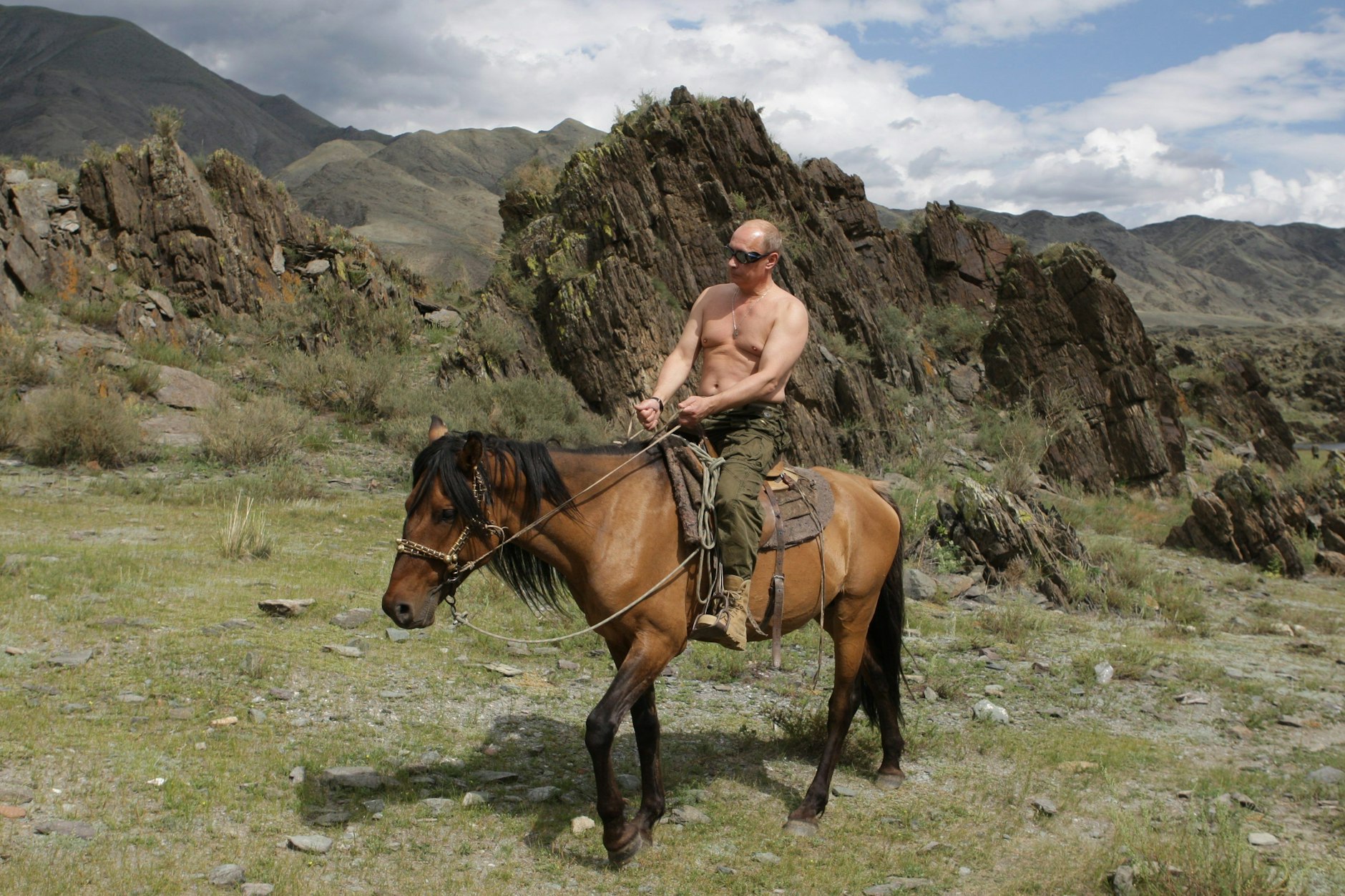 Wladimir Putin 2009 mit nacktem Oberkörper auf einem Pferd reitend: In solchen Macho-Posen präsentiert sich der russische Präsident gern.