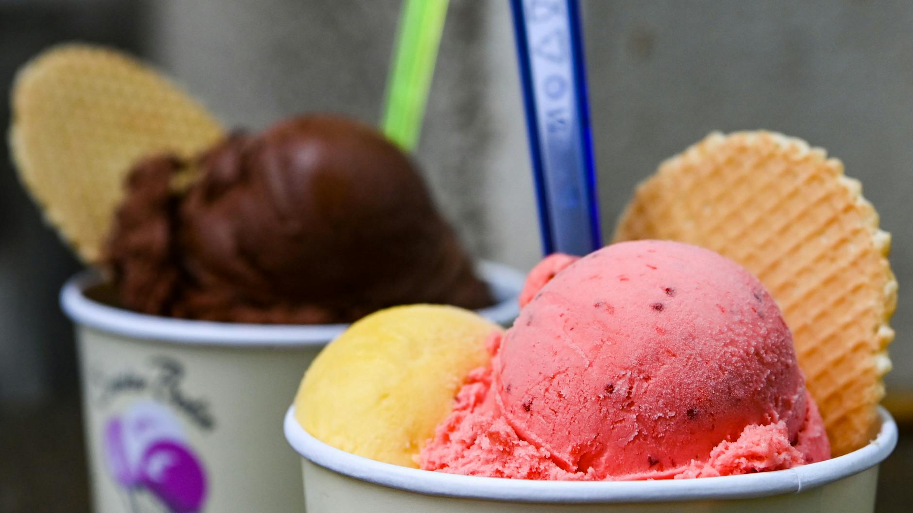 Kalter, köstlicher Klassiker: Milchspeiseeis im Becher. Ob Waffel oder Becherchen mit Löffel, ist eine Geschmacksfrage, an der sich die Geister scheiden.