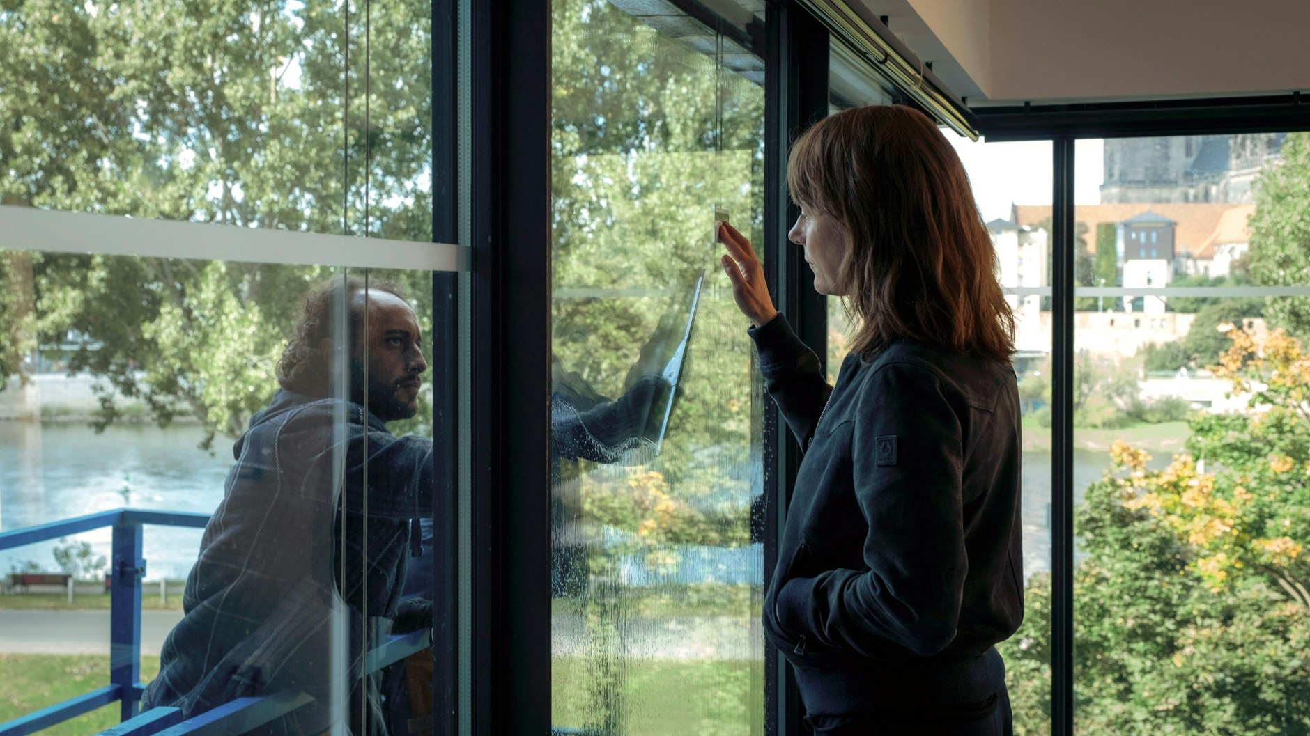 Kriminalhauptkommissarin Doreen Brasch (Claudia Michelsen) taucht bei Tomi (Kai Müller) auf, der mit seinem Onkel Dejan beim Fensterputzen ist - in einer Szene des «Polizeiruf 110: Black Box» (undatierte Filmszene).