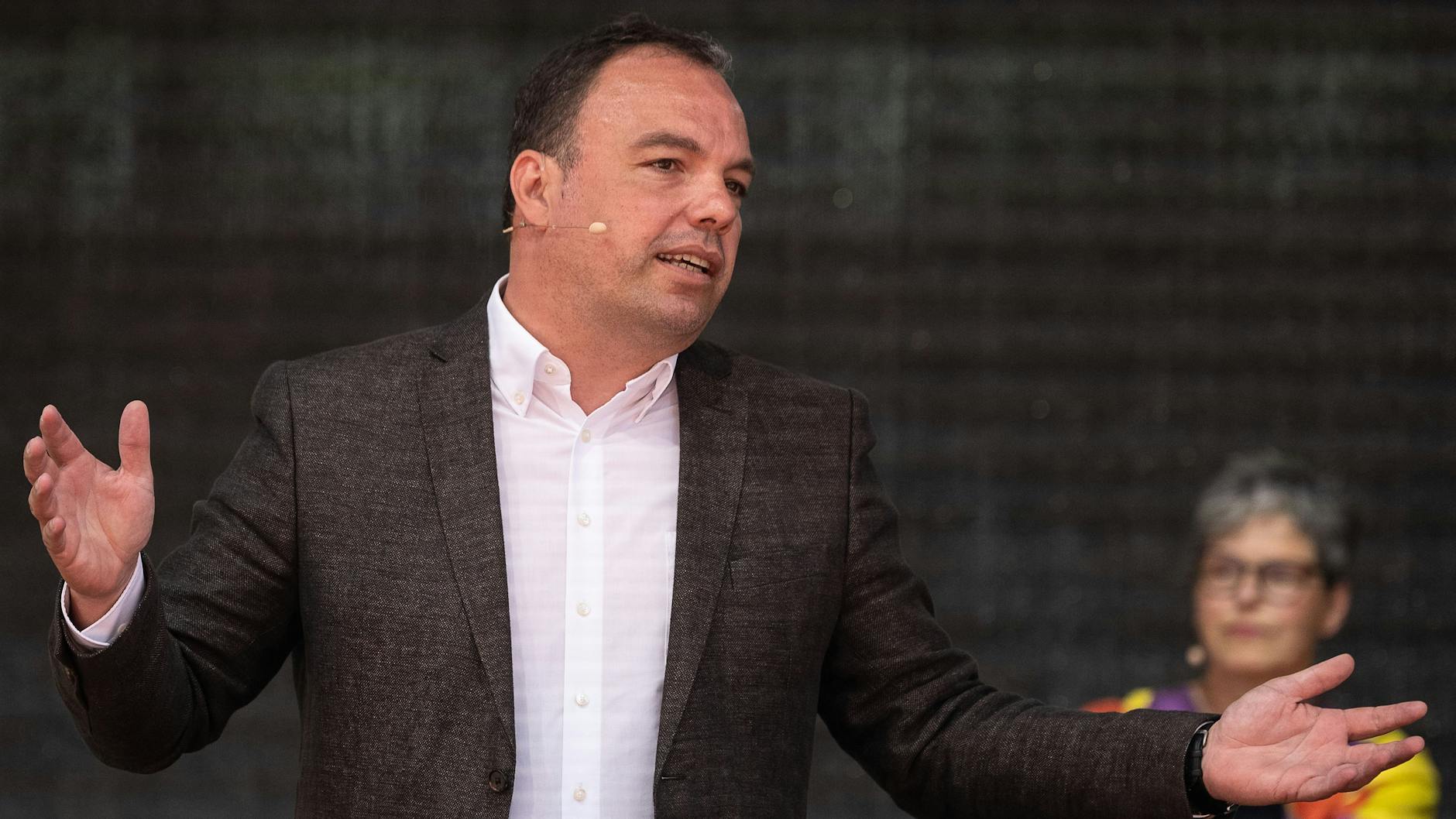 Christian Geselle (SPD), Oberbürgermeister der Stadt Kassel, hinten: Sabine Schormann, Generaldirektorin der Documenta.