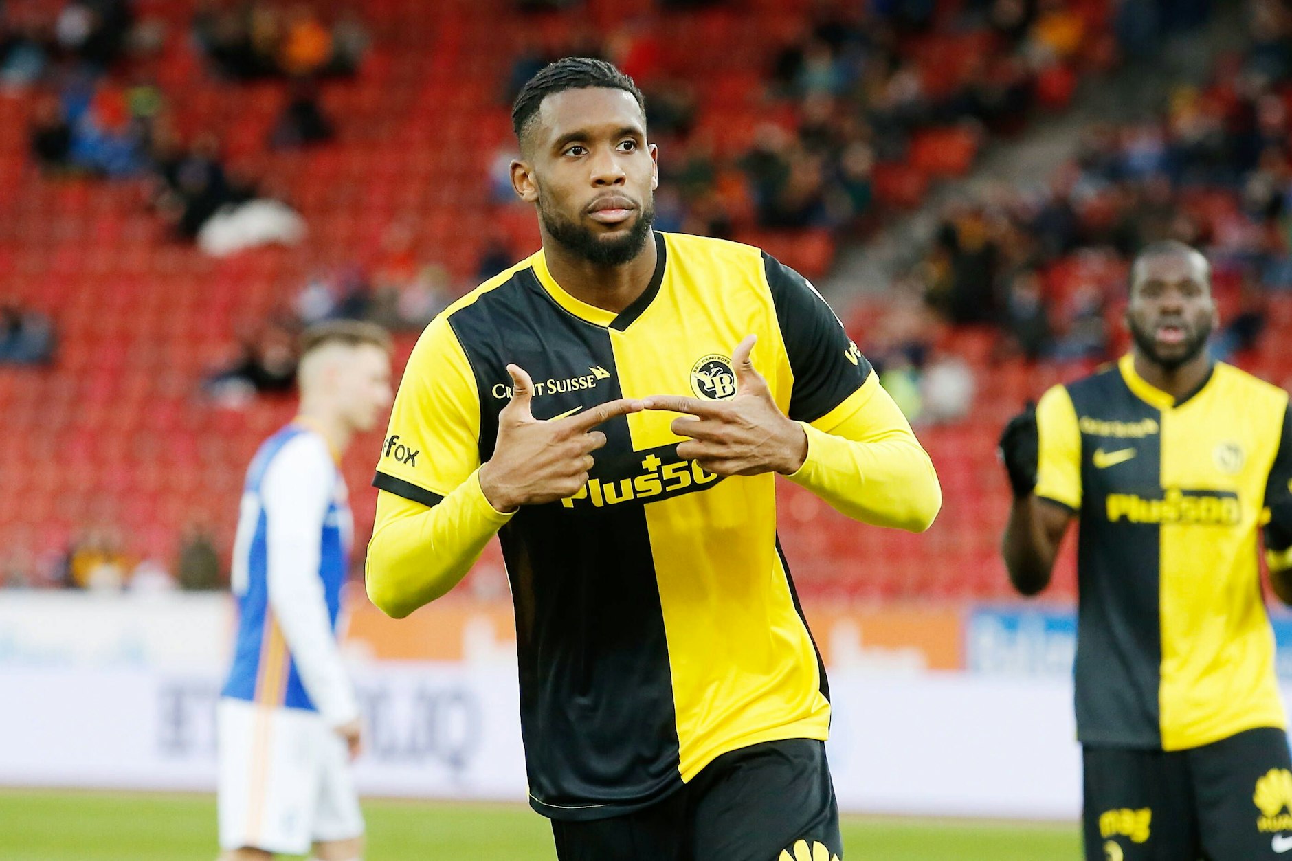 Jordan Siebatcheu bejubelt einen Treffer seiner Young Boys Bern. Der Amerikaner gilt als heißer Ersatz für Taiwo Awoniyi beim 1. FC Union.