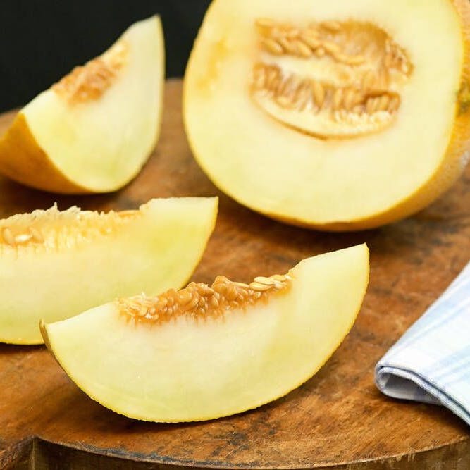 Für den Melonen-Likör muss man die Honigmelone zunächst entkernen.