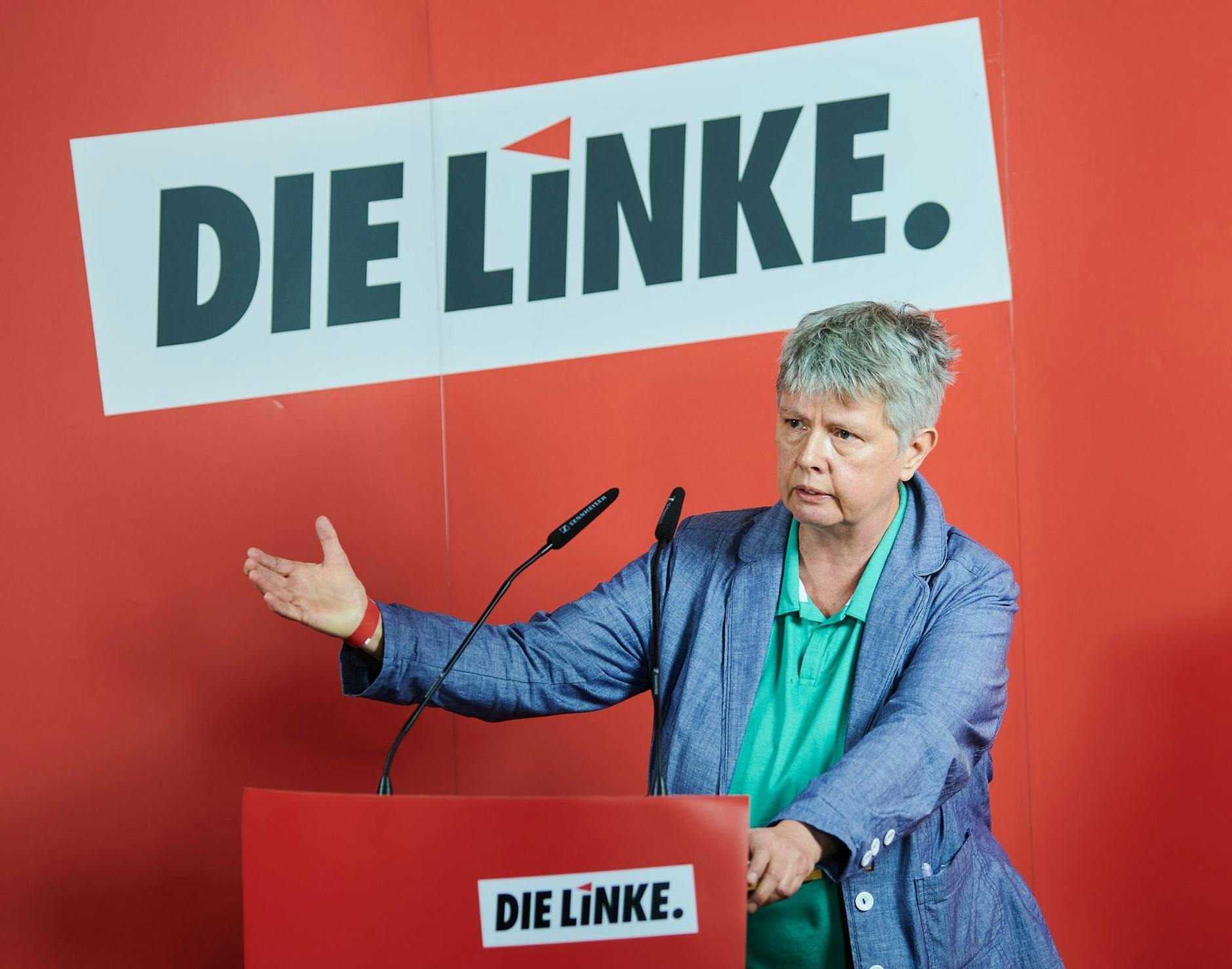 ARCHIV - Die Landesvorsitzende der Linken in Berlin, Katina Schubert, hält eine Rede.