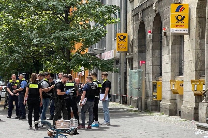 Berlin: Die Polizei ermittelt am Tatort vor der Postbank-Filiale in der Uhlandstraße.