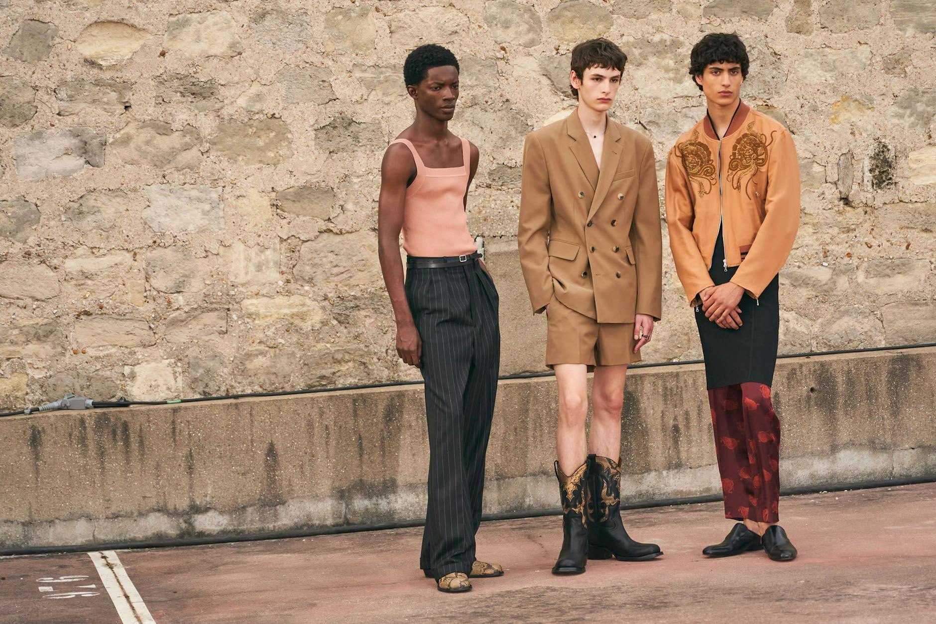 Howdy, Cowgirl: Zu derben Cowboy-Boots inszeniert Dries Van Noten zierliche Tops und kurte Hosen.